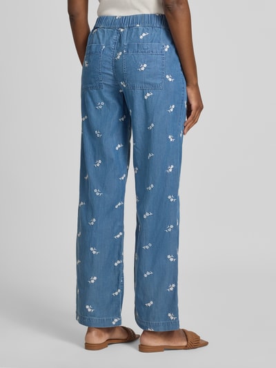 Vrouwenmodel draagt Hose aus Lyocell-Baumwoll-Mix mit Stitchings van Christian Berg Woman met denimlook, wide leg, elastische band, tunnelkoord, geborduurde details, mix van katoen en lyocell, maat 36 bandwijdte 36 cm, binnenbeenlengte 77 cm, ganzekijk rugaanzicht.
