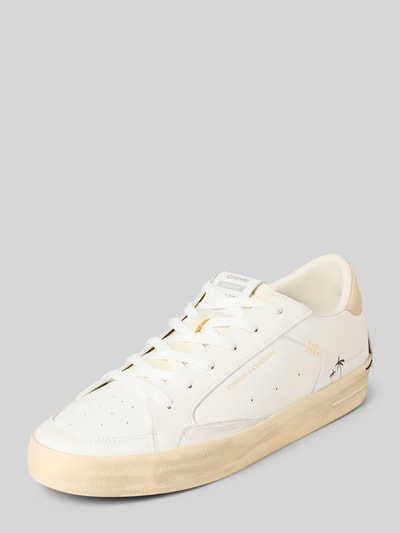 Produktfoto, Sneaker mit Logo-Detail Modell 'Deluxe' von Crime London, weiße abgerundete Passform, profilierte Sohle, Schnürverschluss, 4 cm Absatzhöhe, 9 cm Schafthöhe und 9 cm Schaftweite bei Größe 44, neutrale Farben, glatte und perforierte Texturen