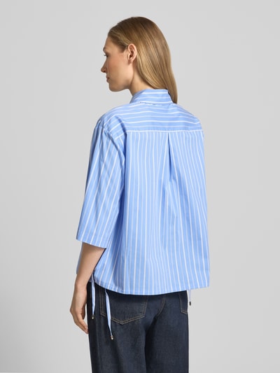 Frauenmodel trägt Relaxed Fit Bluse mit 3/4-Arm von Liu Jo White, blau-weiß gestreift, aus Baumwoll-Mix mit Stretch-Anteil, Rückenansicht