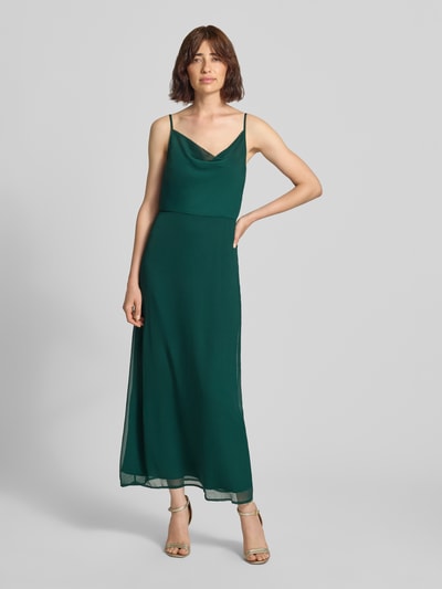 Frauenmodel trägt Abendkleid mit Spaghettiträgern Modell 'FALIA' von VILA in dunklem Grün, Chiffon, A-Linie, Ganzkörperansicht von vorne.