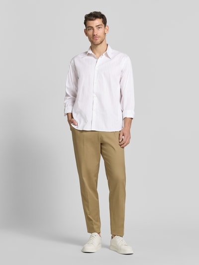 Männermodel trägt Relaxed Fit Freizeithemd aus reiner Baumwolle Modell 'GEORGE' von SELECTED HOMME, mehrfarbig, Popeline, Ganzkörperansicht von vorne
