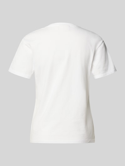 Frauenmodel trägt Damen T-Shirt mit Rundhalsausschnitt aus reiner Baumwolle, weiß, Regular-Fit, Modell 'EMILIE' von MC2 Saint Barth, Ganzkörperansicht Rückansicht.