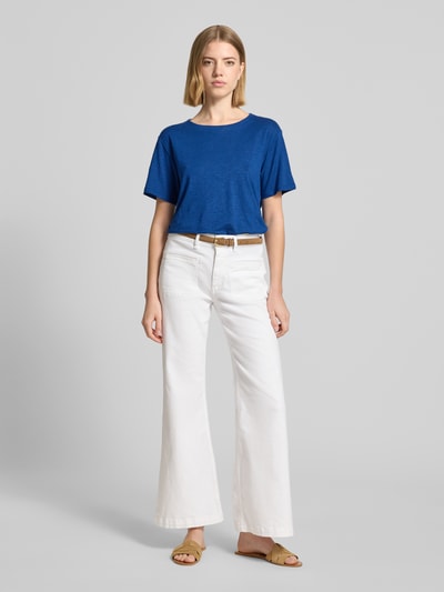 Frauenmodel trägt Regular Fit T-Shirt aus Leinen-Mix Modell 'PELOTA' von Weekend Max Mara, Optik: Unifarben, Feinstrick, Ganzkörperansicht von vorne.