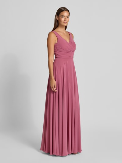 Frauenmodel trägt Abendkleid mit V-Ausschnitt von TROYDEN COLLECTION in A-Linie, langes Maxikleid, glatter Stoff, Rückenlänge 155 cm, Brustweite 43 cm, Ganzkörperansicht von vorne.