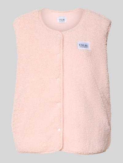 Produktfoto, Regular Fit Weste in Teddy-Optik Modell 'AMALIA' von VILLA SOPHIE in zartem Rosa, weiche Teddyfell-Textur, Druckknopfleiste, Label Patch, seitliche Eingrifftaschen.