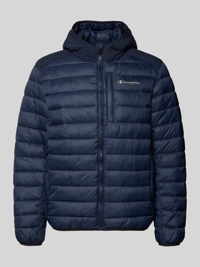 Produktfoto, Steppjacke mit Kapuze und Logo van CHAMPION in donkerblauw, regular fit, rits, steekzakken, logo, horizontale stiksels.