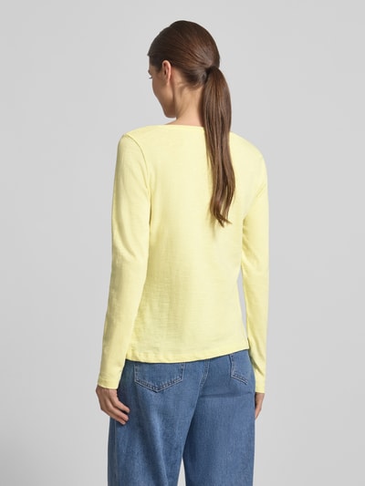 Kobiece modelka nosi Regular Fit Langarmshirt aus Bio-Baumwoll-Mix von Tom Tailor, z efektem melanżu, dekolt w łódkę, krój regular fit, długi rękaw, mieszanka bawełny ekologicznej, widok całej sylwetki z tyłu.