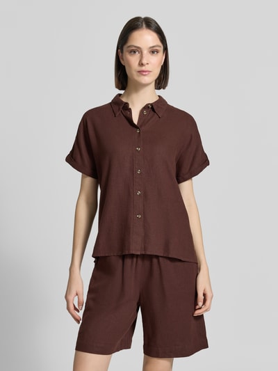 Frauenmodel trägt Relaxed Fit Bluse aus Leinen-Viskose-Mix Modell 'Lava' von FREE/QUENT in Dunkelbraun mit Hemdblusenkragen, Knopfleiste, lockerer Schnitt. Ganzkörperansicht von vorne.