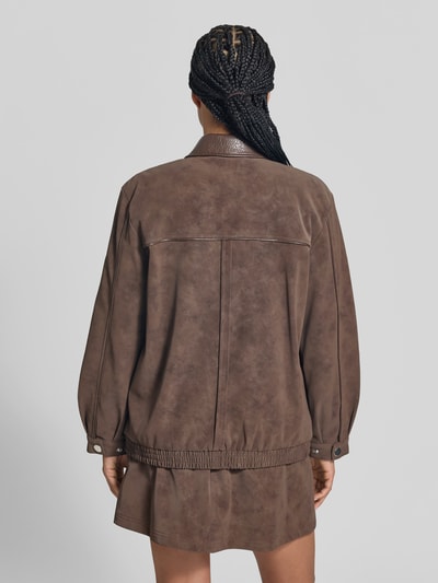 Frauenmodel trägt Oversized Blouson aus Viskose-Mix von BAUM & PFERDGARTEN, Wildleder-Optik, braun, Rückenansicht, Ganzkörperansicht Rückansicht.