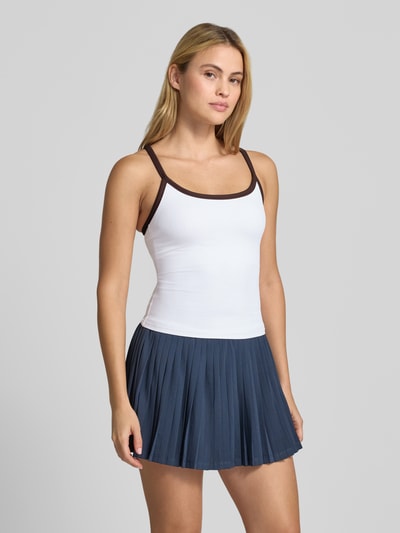 Frauenmodel trägt Slim Fit Top mit Strukturmuster von VARLEY, weiß mit braunen Spaghettiträgern, elastischer Material-Mix, Rundhalsausschnitt, Damen Top, Vorderansicht Ganzkörperansicht.