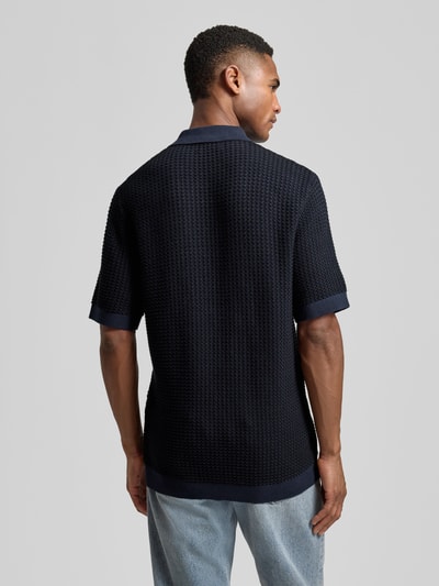 Männermodel trägt Regular Fit Poloshirt in Strick-Optik Modell 'Kingsley' von Jack & Jones Premium in Dunkelblau, Reine Baumwolle, Kurzärmelig, Polo-Kragen, elastische Abschlüsse, Rückenlänge bei Größe M 77 cm, Ganzkörperansicht Rückansicht.