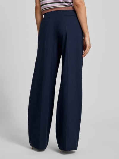 Vrouwenmodel draagt donkerblauwe damesbroek van linnenmix met viscose, model 'CHRISSY' van SEDUCTIVE, wide leg fit, achterzakken, haakjes- en ritssluiting, bandwijdte maat 36: 41 cm, binnenbeenlengte maat 36: 84 cm, model gefotografeerd in volledige lichaamsaanzicht van achteren.