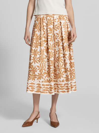 Vrouwenmodel draagt Faltenrock im Allover-Look met elastische band van ROBE LÉGÈRE, mix van katoen en elastaan, a-lijn, midirok, all-over look, bandwijdte maat 36: 34 cm, totale lengte maat 36: 84 cm, kleuren wit en caramel, bloemenpatroon, gladde stof. Ganzkörperaanzicht van voren.