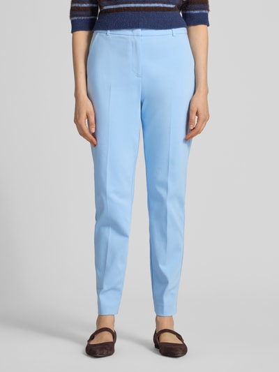 Kobiece modelka nosi Hose mit Bügelfalten od comma, bawełniany mix ze stretchem, krój slim fit, niebieski, widoczne kieszenie z tyłu, szerokość w rozmiarze 36: 38 cm, długość nogawki: 73 cm, widok całej sylwetki z przodu