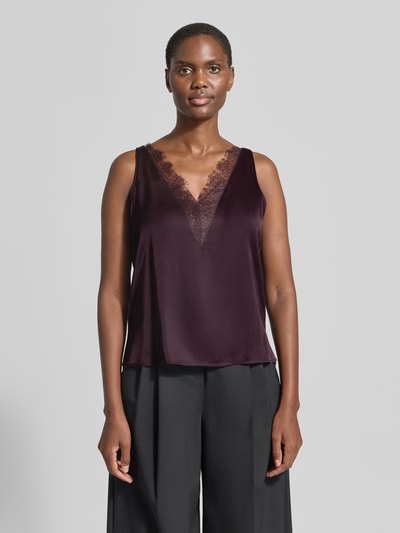 Vrouwenmodel draagt Blusentop met V-hals en kanten rand van comma, Materiaalmix met viscose, regular fit, ruglengte maat 36 54 cm, Ganzkörperansicht van voren.