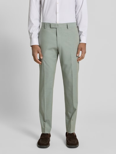 Männermodel trägt Slim Fit Anzughose mit Viskose-Anteil Modell 'MELWIN' von Strellson in Melange-Optik, Ganzkörperansicht von vorne.