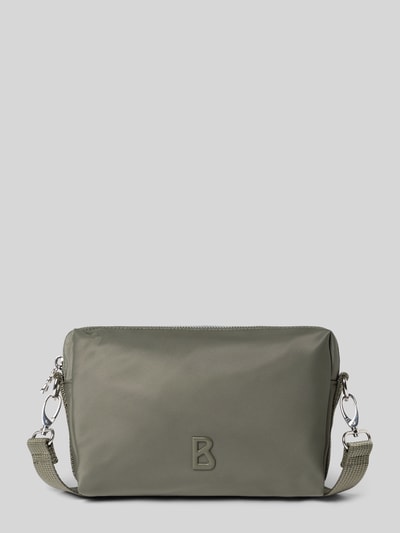 Produktfoto, Handtasche mit Label-Detail und Schulterriemen von BOGNER w kolorze oliwkowym, gładka faktura, Szerokość w rozmiarze 1: 23 cm, długość: 15 cm, głębokość: 4 cm, pasek na ramię: 102 cm, kieszeń główna i wewnętrzna na zamek.