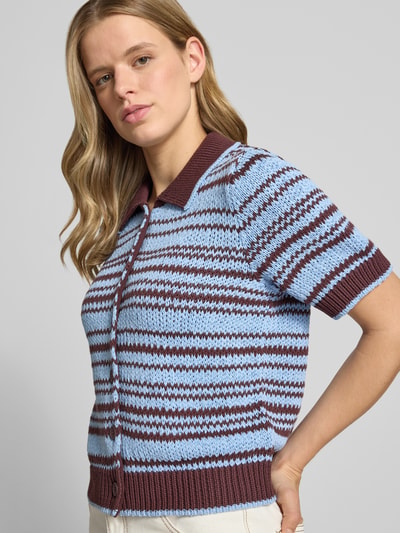 Kobiece modelka nosi Boxy Fit Strickjacke aus Baumwoll-Mix od Marc O'Polo Denim, dwukolorowy, wzór w paski, wykładany kołnierz, okrągły dekolt, krótki rękaw, mieszanka bawełny, dzianina, listwa guzikowa, całkowity widok z przodu