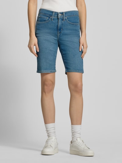 Kobiece modelka nosi Regular Fit Bermuda in Denim-Optik od Levi's®, niebieski, 5 kieszeni, zapięcie na guzik i zamek, widok z przodu.