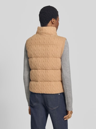 Frauenmodel trägt Regular Fit Weste aus Woll-Kaschmir-Mix von Polo Ralph Lauren in Beige mit Strukturmuster, Damen Weste, Ganzkörperansicht Rückansicht