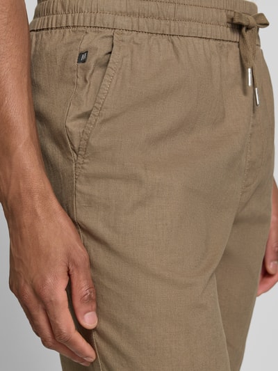 Männermodel trägt Shorts aus Leinen-Baumwoll-Mix Modell 'barton' von Matinique, regular fit, Tunnelkoord, detailopname heup en hand
