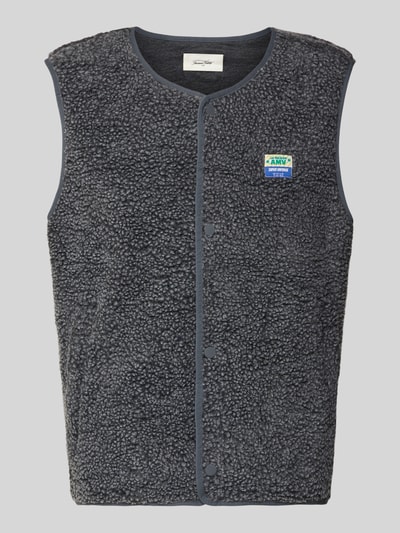 Produktfoto, Straight fit bodywarmer met imitatiebont, model 'Hoktown' van American Vintage, logopatch, knoopsluiting, ronde hals, ruglengte maat M/L 64 cm, schouderbreedte 44 cm, borstwijdte 62 cm