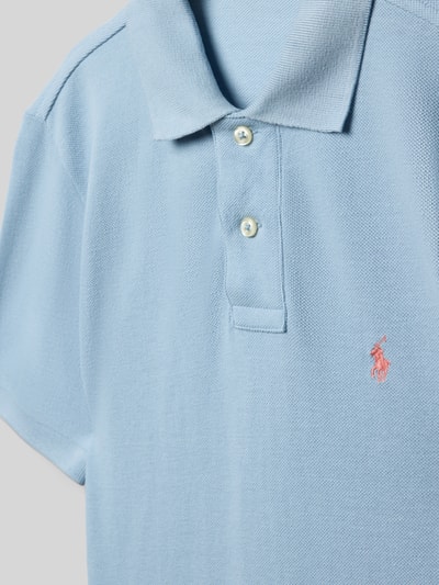 Productfoto, Regular Fit Poloshirt aus reiner Baumwolle van Polo Ralph Lauren Teens, lichtblauw, uni, piqué, logo-stiksel, kraag met twee knopen, korte mouw, geribde zoom, split onderaan