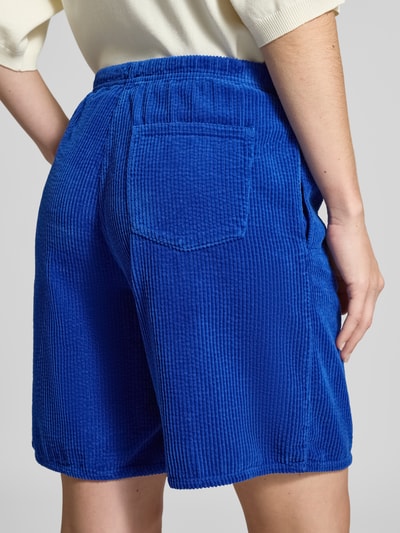 Kobieta nosi Shorts mit elastischem Bund Modell 'PADOW' od American Vintage, czysta wiskoza, luźny krój, niebieski sztruks, widok z tyłu, damskie szorty, szerokość w rozmiarze S: 37 cm, długość wewnętrzna nogawki w rozmiarze S: 20 cm