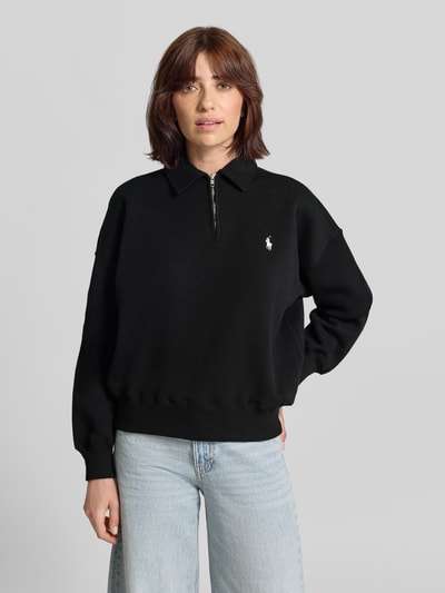 Modelka kobieca nosi Regular Fit Troyer aus Baumwoll-Mix von Polo Ralph Lauren, czarny kolor, gładka tekstura, bluza damska, widok całej sylwetki z przodu.