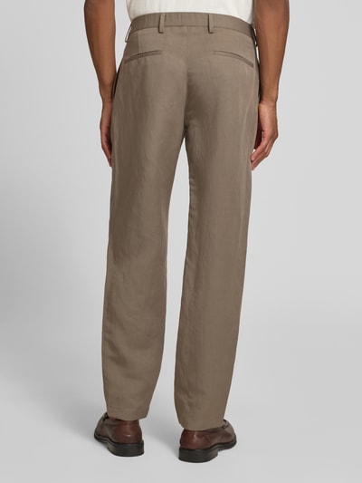 Männermodel trägt Slim Fit Hose mit Gesäßtaschen van Roy Robson in beige, katoenmix, rechte pijpen, zichtbare achterzakken, ganzkörperansicht rückansicht.