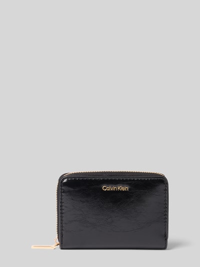 Productfoto, zwarte portemonnee uit echt rundleer van CK Calvin Klein met glanzende textuur en goudkleurige ritssluiting