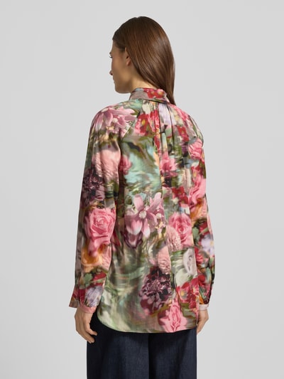 Frauenmodel trägt Hemdbluse mit Knopfleiste von More & More, bunte Blumenfarben, lockerer Schnitt, reine Baumwolle, Ganzkörperansicht Rückansicht.