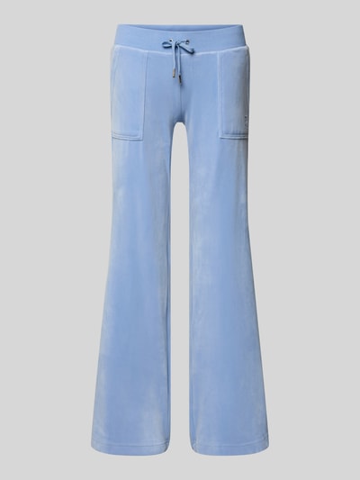 Produktfoto, Low Rise Sweatpants mit Eingrifftaschen Modell 'LAYLA' von Juicy Couture, hellblauer Material-Mix mit Stretch-Anteil, elastischer Bund, Innenbeinlänge 82 cm, Größe S
