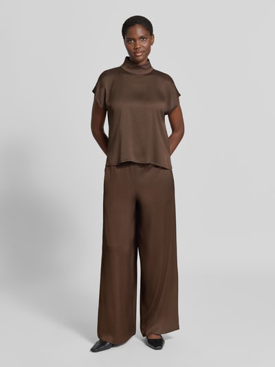 Frauenmodel trägt Hose mit elastischem Bund Modell 'CEILING' von DRYKORN, brauner Material-Mix mit Stretch, Wide Leg, Ganzkörperansicht von vorne.