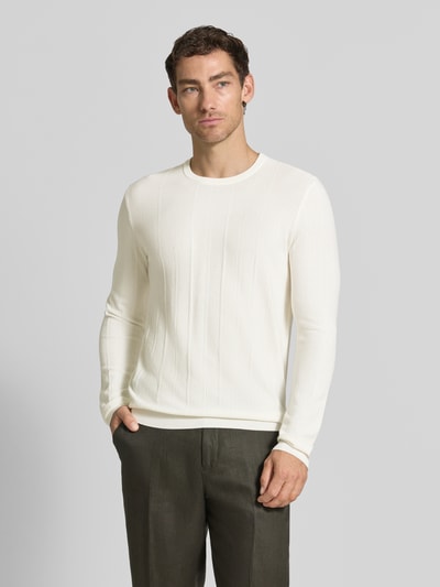 Mannelijk model draagt gebreide pullover van viscosemix Model 'Goa' van CINQUE, heren slim fit, ronde hals, ruglengte maat M 70 cm, mouwlengte maat M 72 cm, voorkant bovenlichaam close-up.
