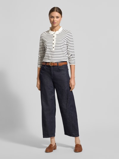 Frauenmodel trägt Longsleeve mit Knopfleiste und Rüschen von Christian Berg Woman, reine Baumwolle, Regular-Fit, Stehkragen, Ganzkörperansicht von vorne.