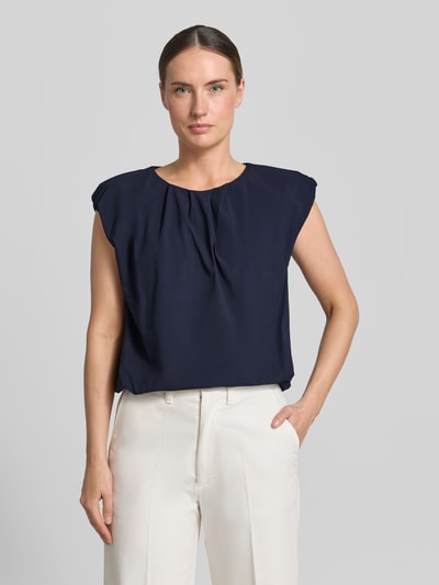 Frauenmodel trägt T-Shirt mit Rundhalsausschnitt und Drapierungen von Zero, Damen T-Shirt, Regular-Fit, Kappärmel, Rückenlänge 48 cm, Ganzkörperansicht von vorne