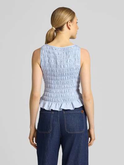 Frauenmodel trägt Slim Fit T-Shirt aus Viskose-Mix Modell 'NORI SMOCK' von Vero Moda, unifarben, strukturierte Crinkle-Optik, Ganzkörperansicht Rückansicht.