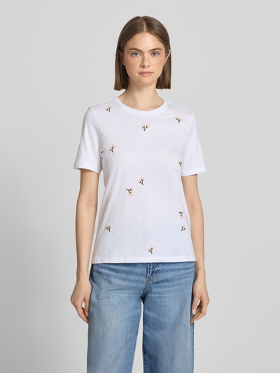 Frauenmodel trägt Regular Fit T-Shirt aus reiner Bio-Baumwolle Modell 'KETTY' von Only, Melange-Optik, Motiv-Stitching, Ganzkörperansicht von vorne