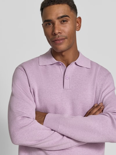 Männermodel trägt Regular Fit Poloshirt aus katoenmix Modell 'Sanino' von Samsøe Samsøe, Tricotlook, met lange mouwen, Nahaufnahme Oberkörper