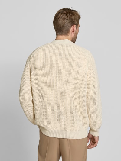 Männermodel trägt Regular Fit Strickjacke aus Baumwoll-Mix Modell 'Andemo' von BOSS Orange in Beige, Strukturstrick, Ganzkörperansicht Rückansicht.