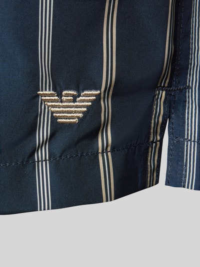 Produktfoto, blau-weiß gestreifte Badehose mit Tunnelzug von Emporio Armani, glänzender Stoff, Label-Stickerei, Detailaufnahme