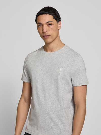 Männermodel trägt Basic Slim Fit T-Shirt mit Flock-Logo auf der Brust von REVIEW in Hellgrau, Baumwoll-Viskose-Mix, Nahaufnahme Oberkörper.