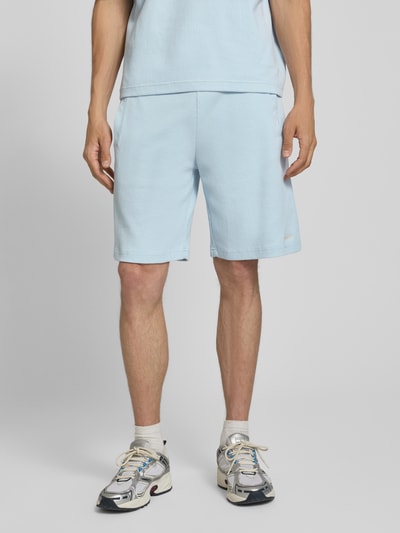 Männermodel trägt Slim Fit T-Shirt mit Motiv-Stickerei von PROHIBITED, Herren T-Shirt, Kontrast-Rundhalsausschnitt, Vorderansicht, Nahaufnahme Oberkörper.