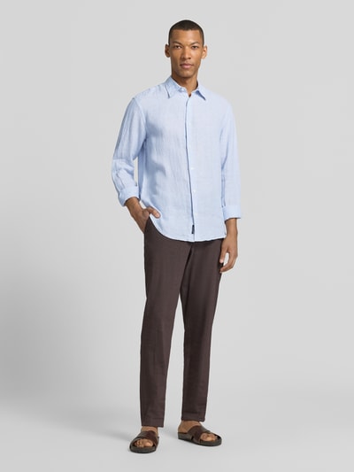 Männermodel trägt Regular Fit Leinenhemd aus reinen Leinen Modell 'Lawrence' von Jack & Jones Premium in Hellblau, Ganzkörperansicht von vorne. Kentkragen, langärmelig, Knopfleiste, glatte Textur, locker fallender Stoff, getragen zu dunkler Hose, Rückenlänge 74 cm, Schulterbreite 45 cm, Ärmellänge 66 cm.