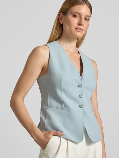 Modelka kobieta ma na sobie błękitną Damen Weste mit Riegel Modell 'C_JAVESTA1' od BOSS Orange, gładka tkanina, zbliżenie na górną część ciała.