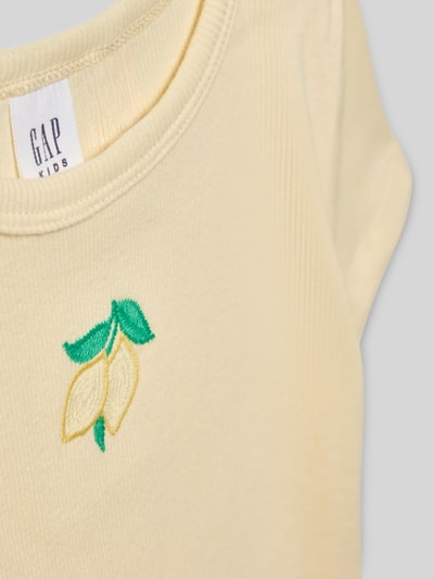 Produktfoto, T-Shirt mit Motiv-Stitching von GAP, gelb, aus reiner gewachster Baumwolle, Feinripp, Rundhalsausschnitt, Stickmotiv Zitrone, Straight Fit, Rückenlänge 35 cm bei Größe 116