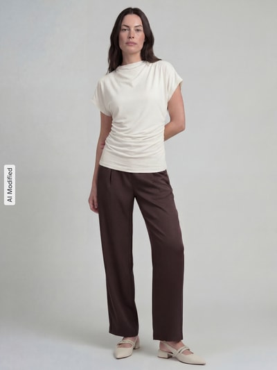 Frauenmodel trägt T-Shirt aus Modal-Mix mit Raffungen von Jake*s Collection, cremefarben, Slim Fit, Stehkragen, Ganzkörperansicht von vorne.