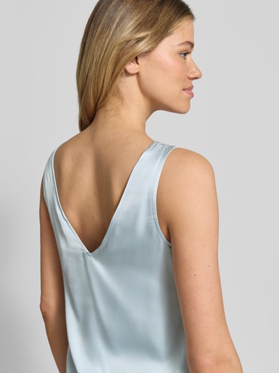 Vrouwenmodel draagt Blusentop aus Viskose mit Spitzenbesatz van Jake*s Casual in lichtblauw, regular fit, V-hals, ruglengte 36 cm, Ganzkörperaanzicht achteraan