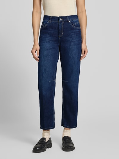 Frauenmodel trägt dunkelblaue Barrel Jeans aus Baumwoll-Mix Modell 'Evy' von ANGELS, Damen Barrel Jeans, Ganzkörperansicht von vorne.